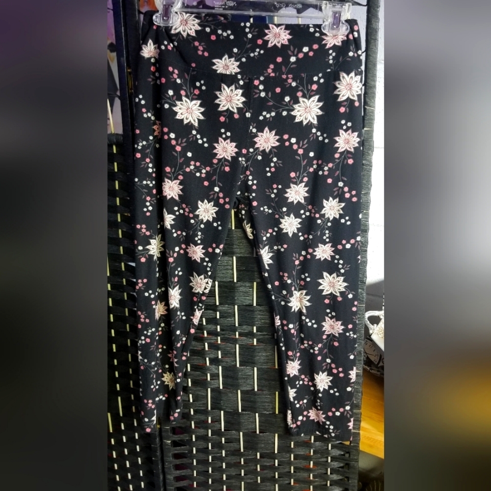 Black and pink floral pattern leggings,  crop
